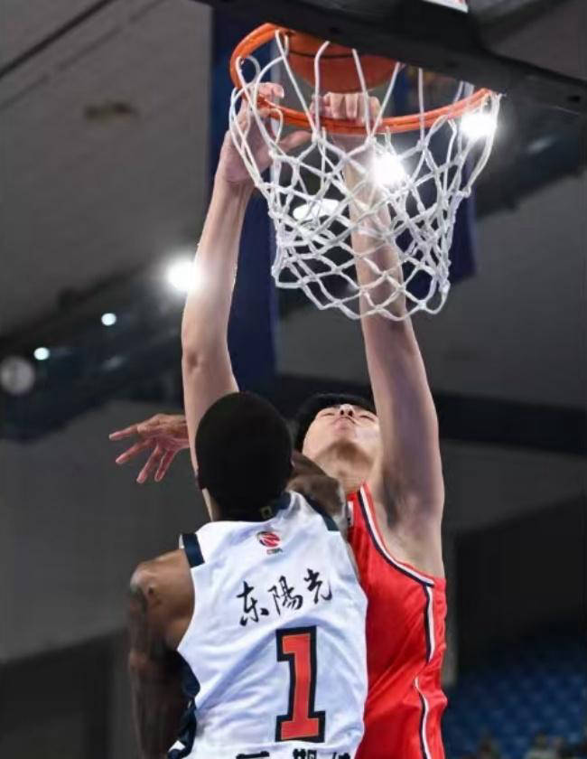 Milan sports转会期CBA常规赛焦点战，广东宏远强势反弹，压力陡增，临场指挥获称赞(cba转会传闻)