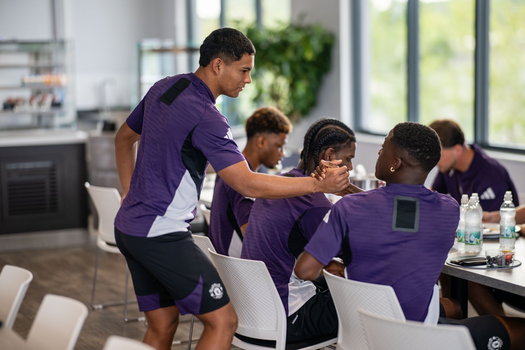 米兰体育曼联发布备战花絮；今晚防线松动；欧超杯任务艰巨；赛季目标并未改变的简单介绍