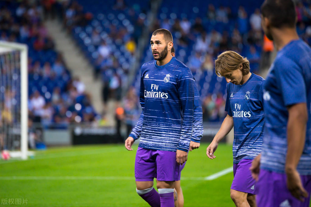 APP下载包含德罗巴与40激战雄鹿分钟姆巴佩在皇家马德里比赛中大比分领先，媒体一致点评：布莱顿官宣签约备战亚冠的词条